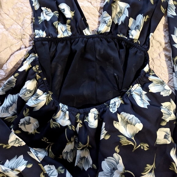 Lulu's S floral romper shorts wrap top - Picture 8 of 8